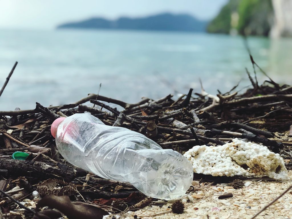 Plastikflasche am Wasser